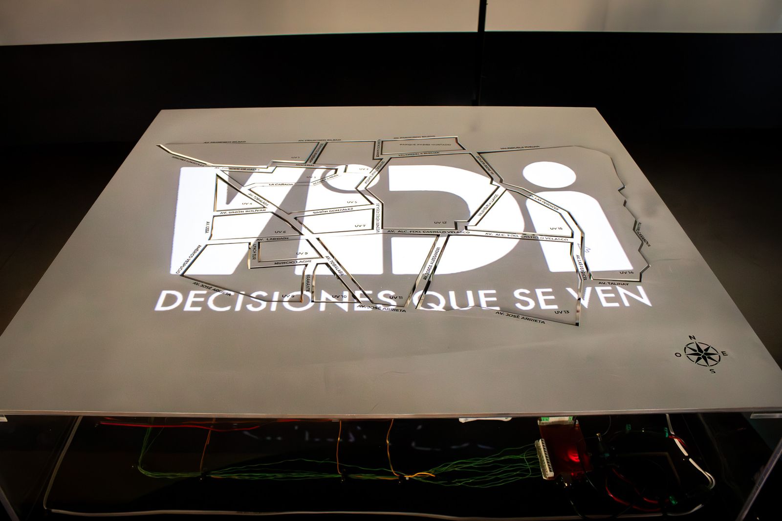The table with the VIDI logo and the tagline Decisiones que se ven projected on its surface
